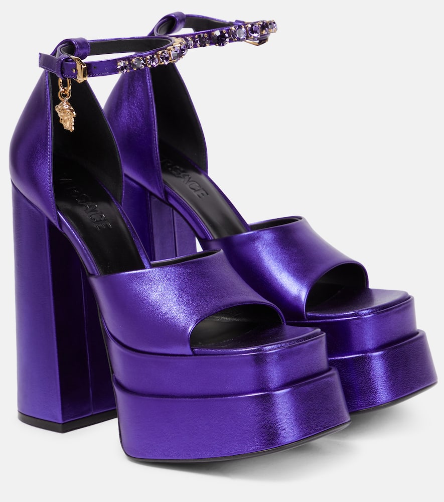 Кожаные сандалии на платформе Medusa Aevitas Versace, Dark Orchid-Vesrace Gold