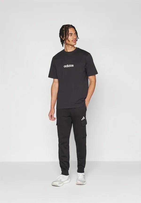 Спортивные штаны Essentials feel cozy cargo tracksuit bottoms Adidas Sportswear, черный/белый — фото 2