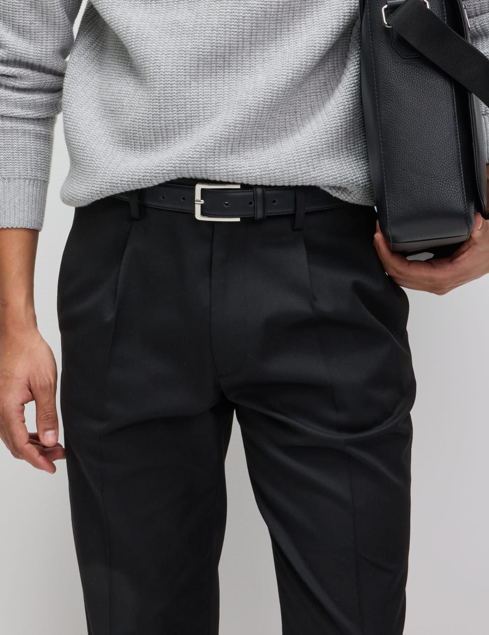 

Брюки с одинарной складкой, облегающие фигуру Marks & Spencer, черный