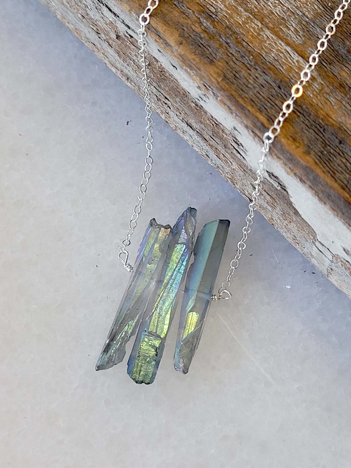 

Ожерелье с тремя необработанными кристаллами серого кварца Mystic Grey в серебре A Blonde And Her Bag, серебряный