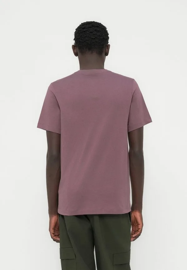 Клубная футболка базовая футболка Nike Sportswear, Berry — фото 2
