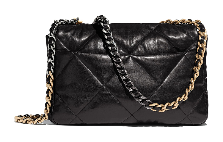CHANEL Большая сумка из блестящей ягнячьей кожи с золотистой и серебристой отделкой — фото 3