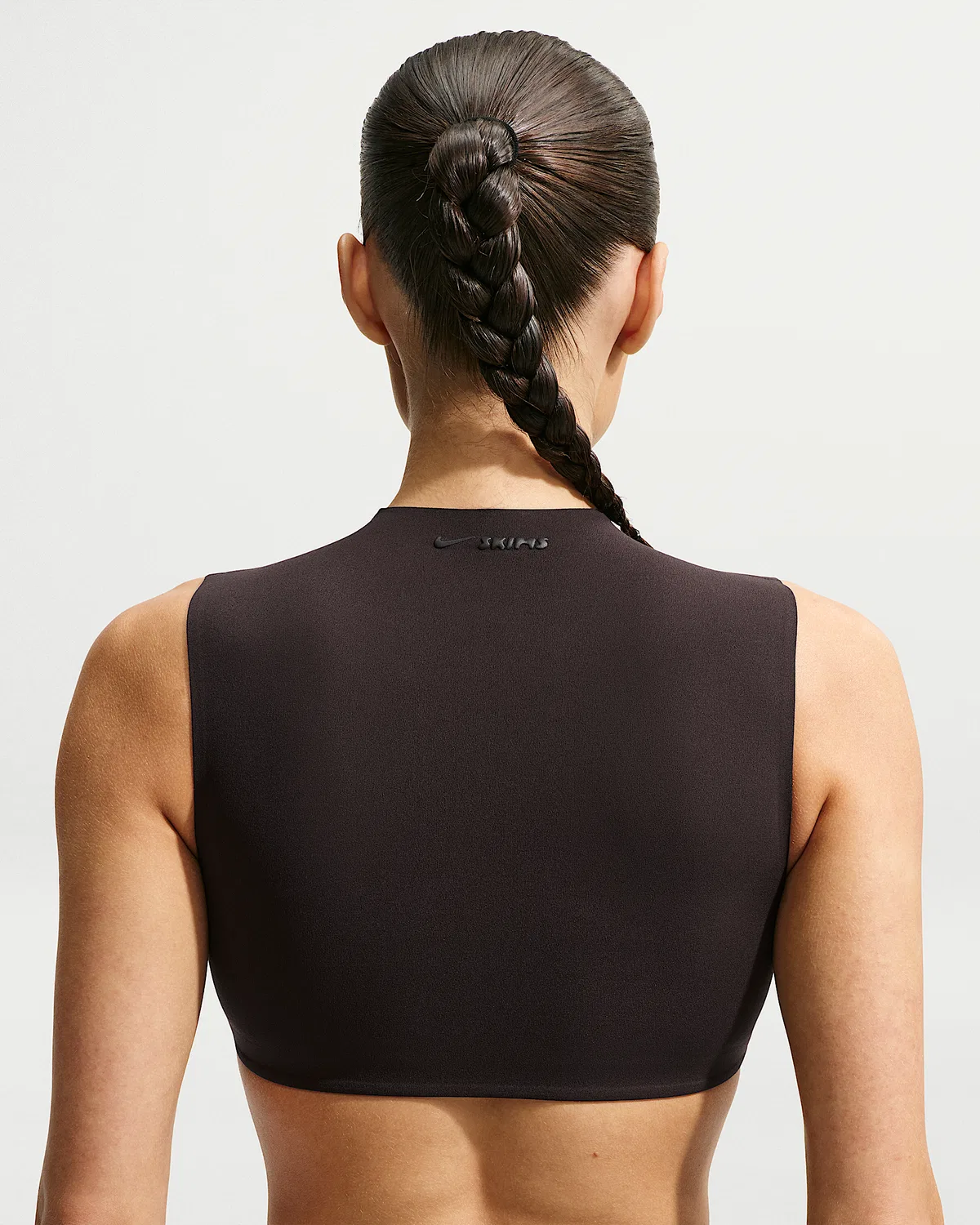 Женский спортивный бюстгальтер NikeSKIMS Studio Stretch с имитацией горловины, легкая поддержка, NSKM Dark Roast/NSKM Dark Roast — фото 2