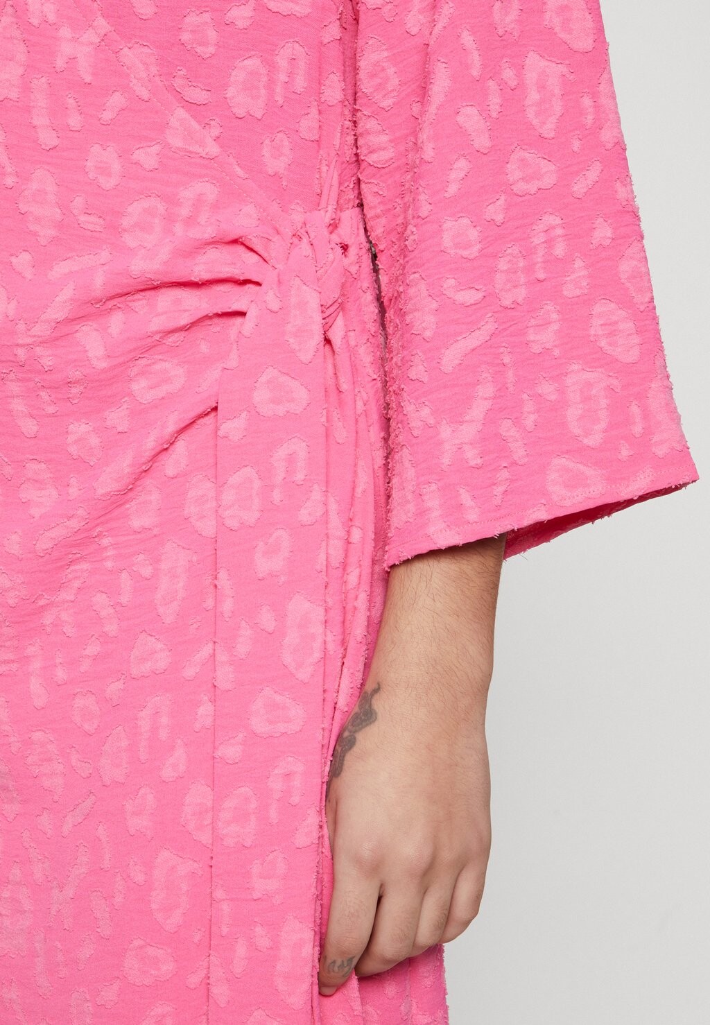 

Дневное платье YASWELLY 7/8 MIDI WRAP DRESS YAS Petite, розовый