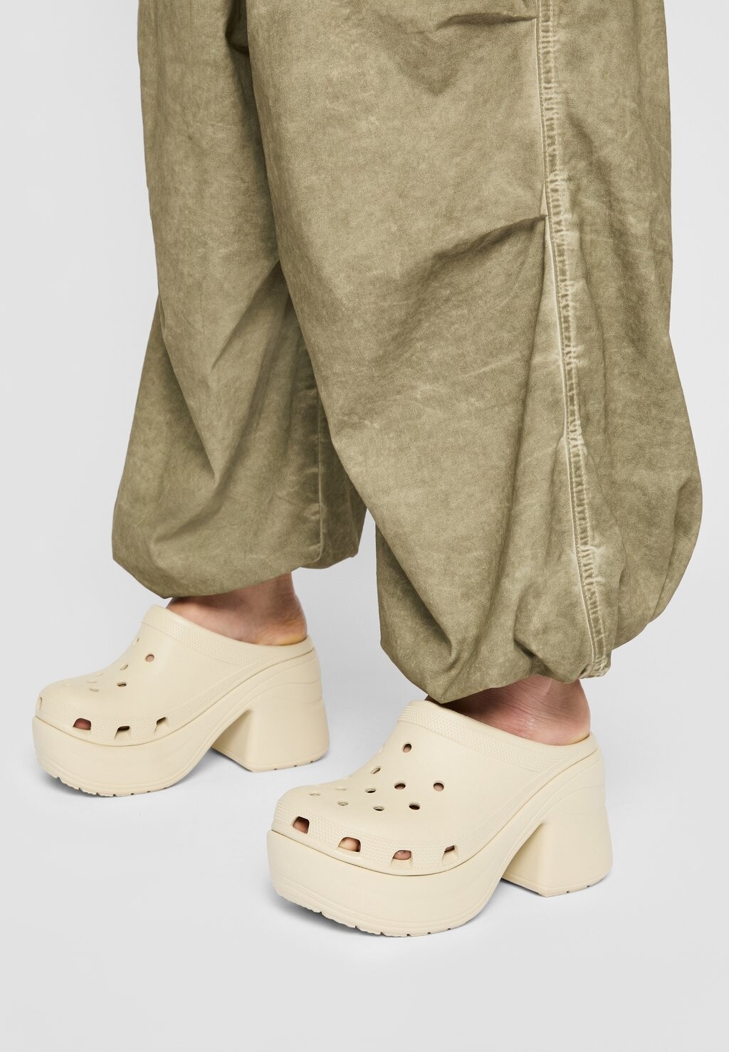 Пляжные тапочки и сандалии Siren Unisex Crocs, коричнево-серый — фото 4