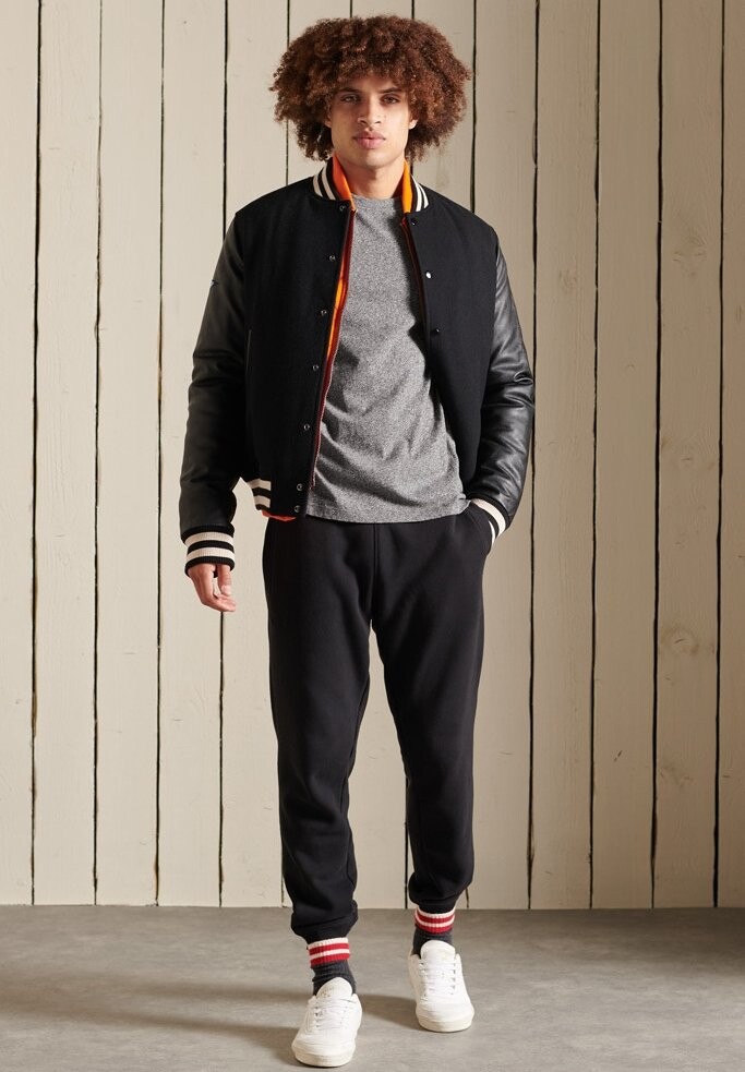 

Футболка базовая VINTAGE LOGO EMB Superdry, цвет karst black mega grit