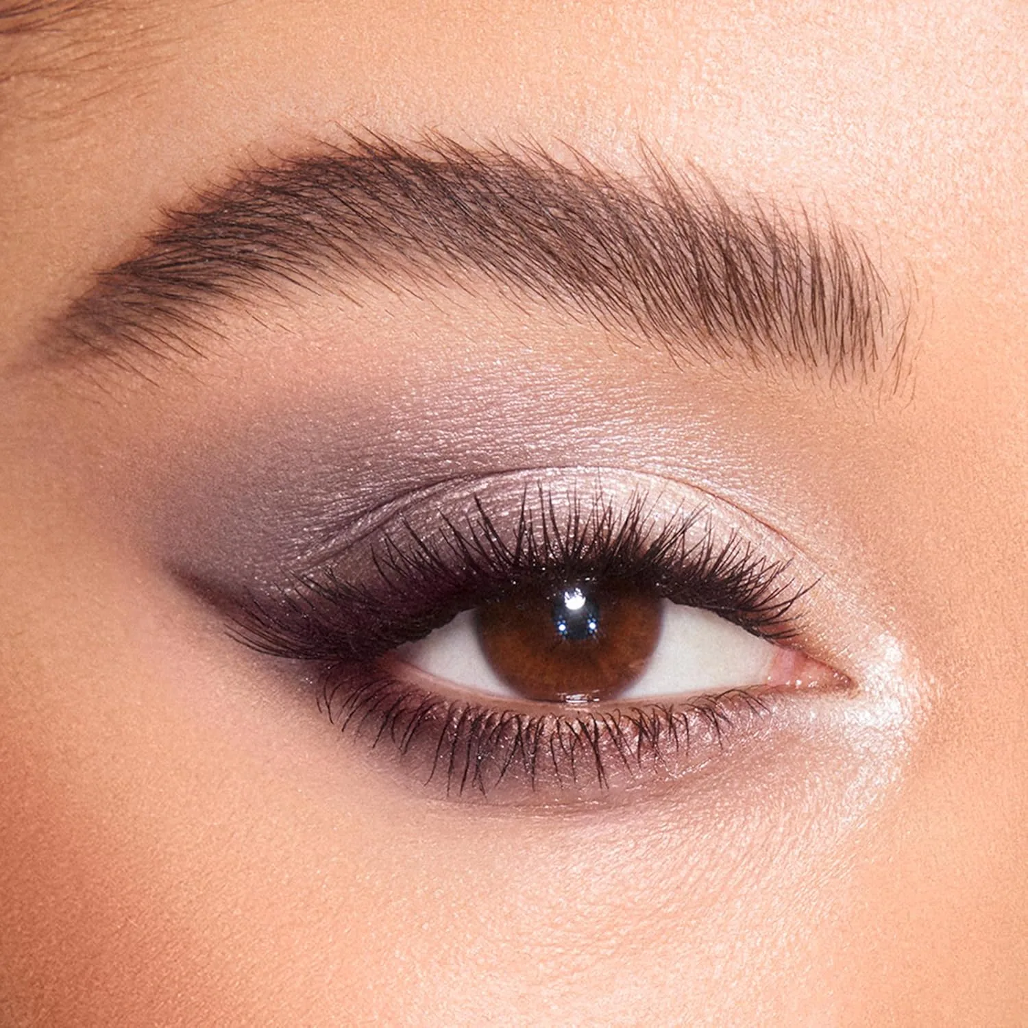 Палетка теней для век Charlotte Tilbury Luxury Palette Eyeshadow - палетка с мерцающими, металлическими и матовыми сатиновыми оттенками, содержащая 4 взаимодополняющих оттенка., The Uptown Girl - champagne, blush pink and smokey grey — фото 3