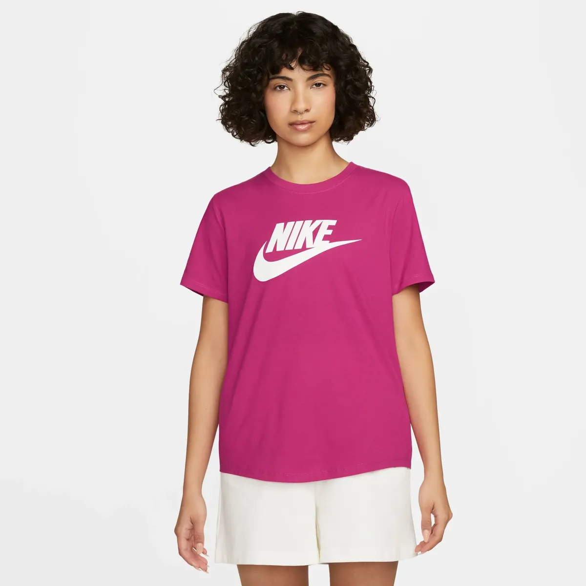 

Футболка Nike Sportswear "ЖЕНСКАЯ ФУТБОЛКА С ЛОГОТИПОМ ESSENTIALS", белый