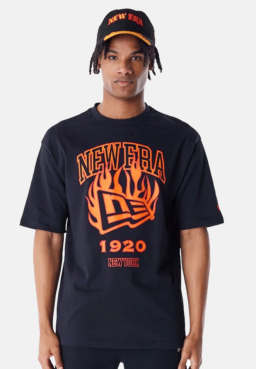 

Футболка New Era NE FLAG FLAME , Schwarz/Black, Черный, Футболка New Era NE FLAG FLAME , Schwarz/Black