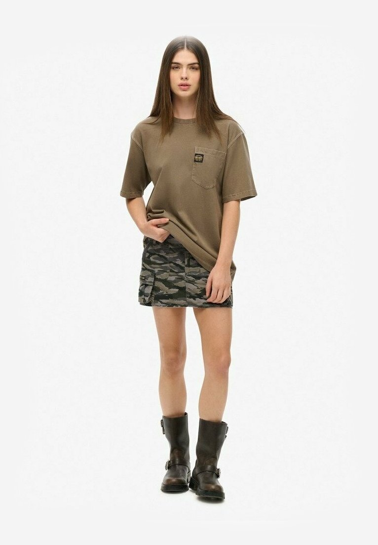 

Базовая футболка CONTRAST STITCH POCKET Superdry, коричневый