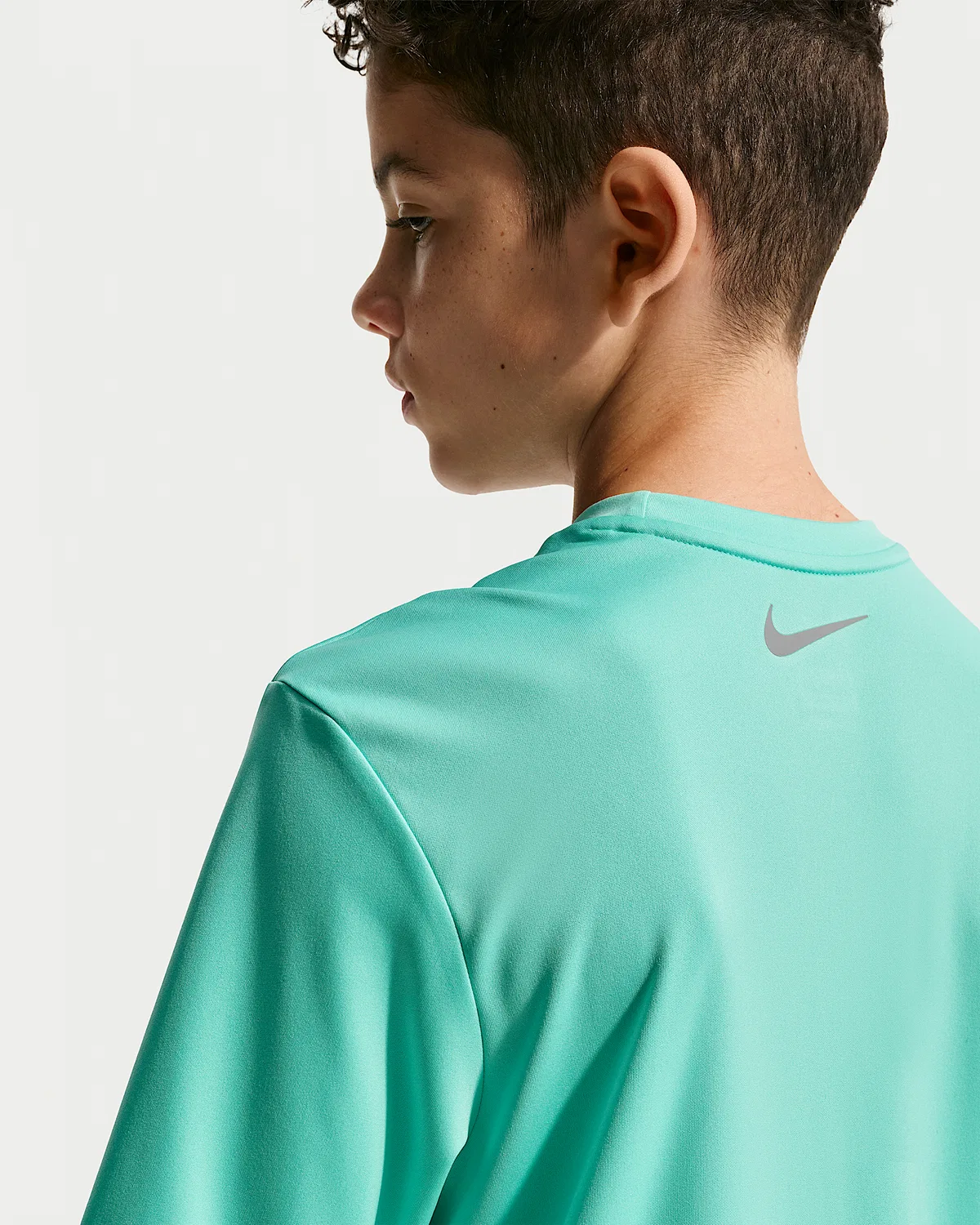 Большой детский (мальчиковый) Dri-FIT UV короткий рукав топ Nike Swim Hydroguard, Bleached Turquoise/Cool Grey/Photon Dust/Cool Grey — фото 2
