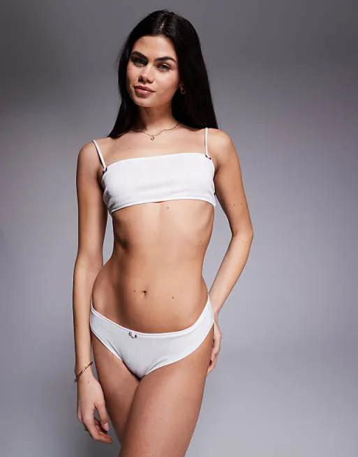 

Белые укороченные шорты-пуанты с отделкой из бутонов роз ASOS DESIGN Evie