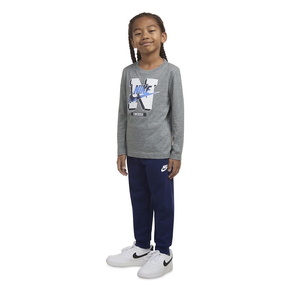 

Футболка и спортивные штаны Nike Sportswear с длинными рукавами и логотипом Nike Sportswear для мальчиков 4–7 лет, цвет Gray Navy
