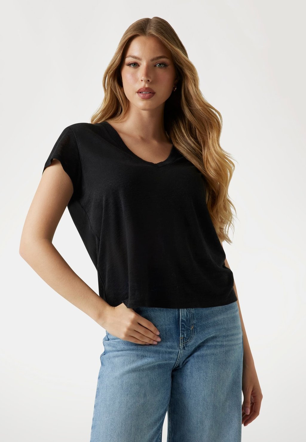 

Базовая футболка Guess, черный