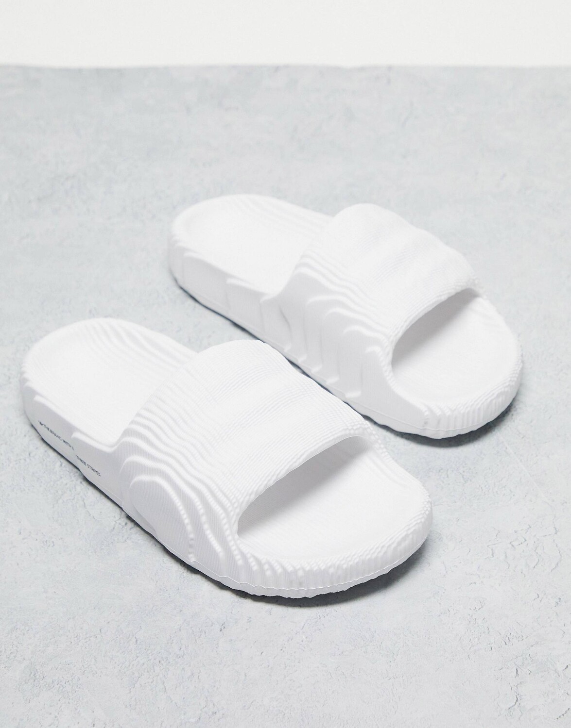 

Белые шлепанцы adidas Originals Adilette 22