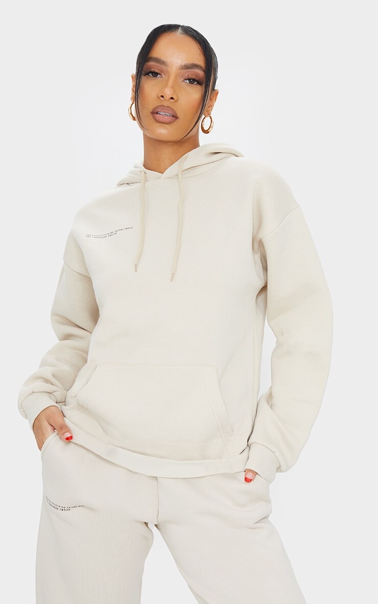 

PrettyLittleThing Logo Sand Est 2012 Толстовка свободного покроя