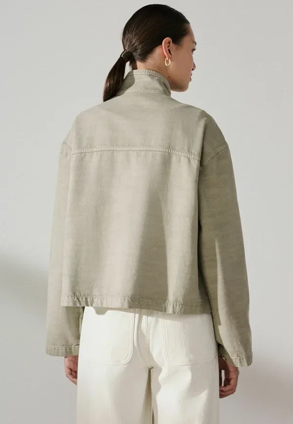 Куртка Petite fit funnel neck 2 pocket summer jacket Next, хаки-зеленый — фото 2