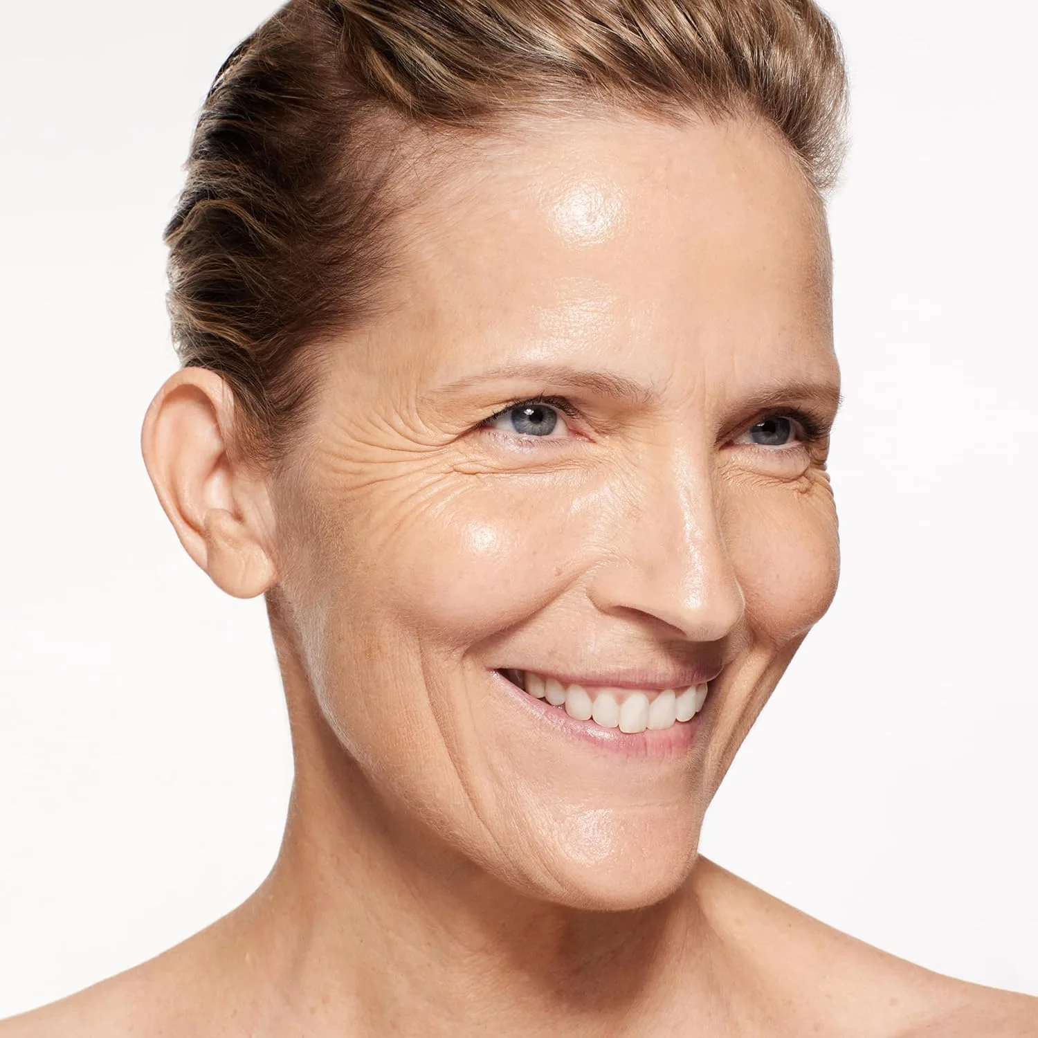 Shiseido RevitalEssence Skin Glow Foundation SPF 30, 320 Pine - тональный крем с наращиваемым средним покрытием, 24-часовая гидратация и 12-часовое ношение, устойчив к переносу, складкам и выцветанию, некомедогенный, для всех типов кожи — фото 4