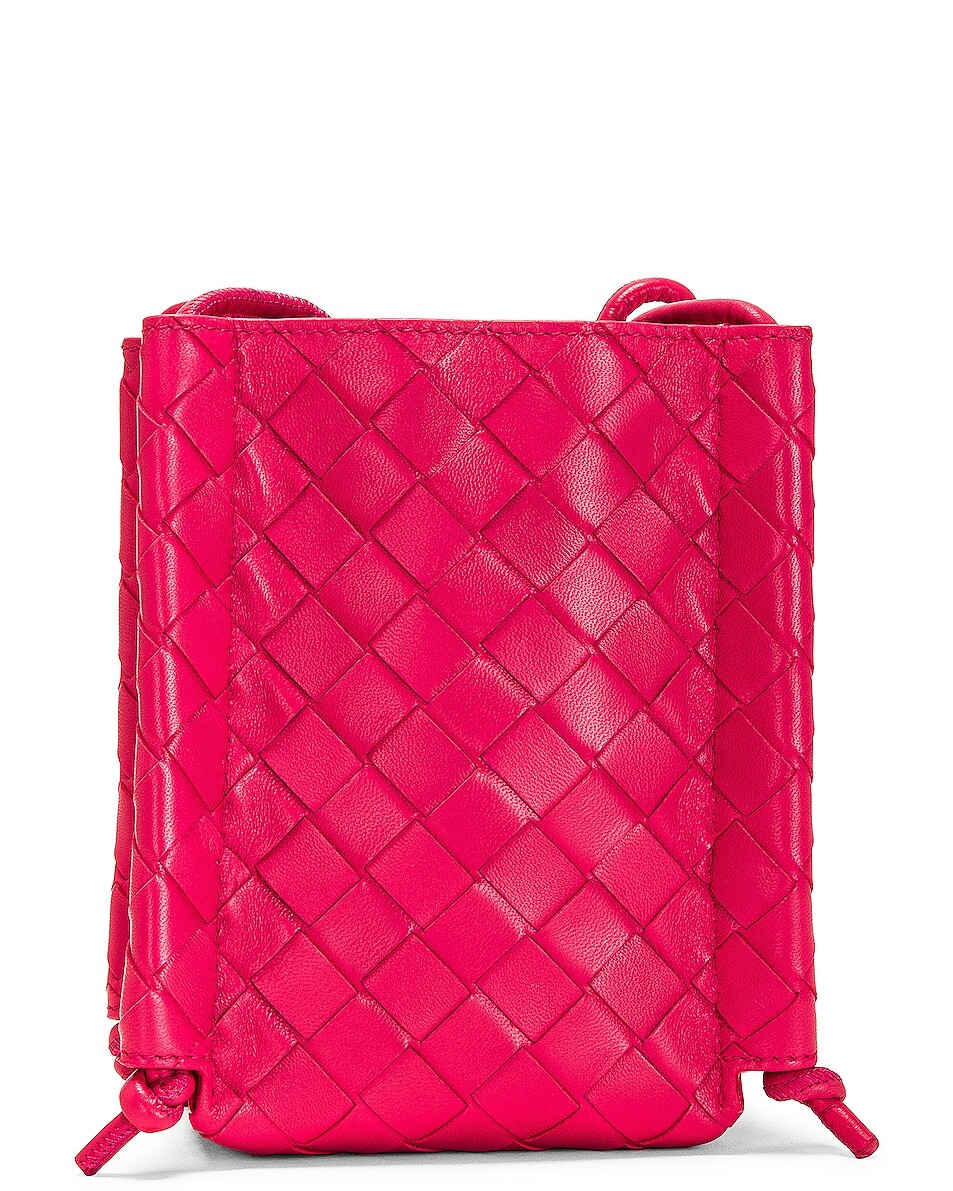 

Сумка Bottega Veneta Pouch On Strap, цвет Cranberry & Gold