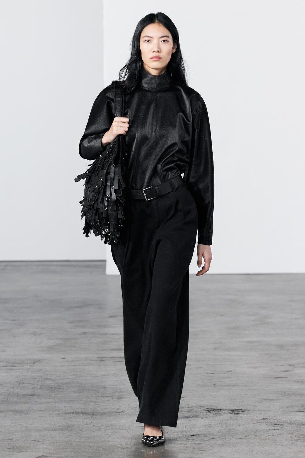 

Брюки чинос с деталями dart ZARA, черный