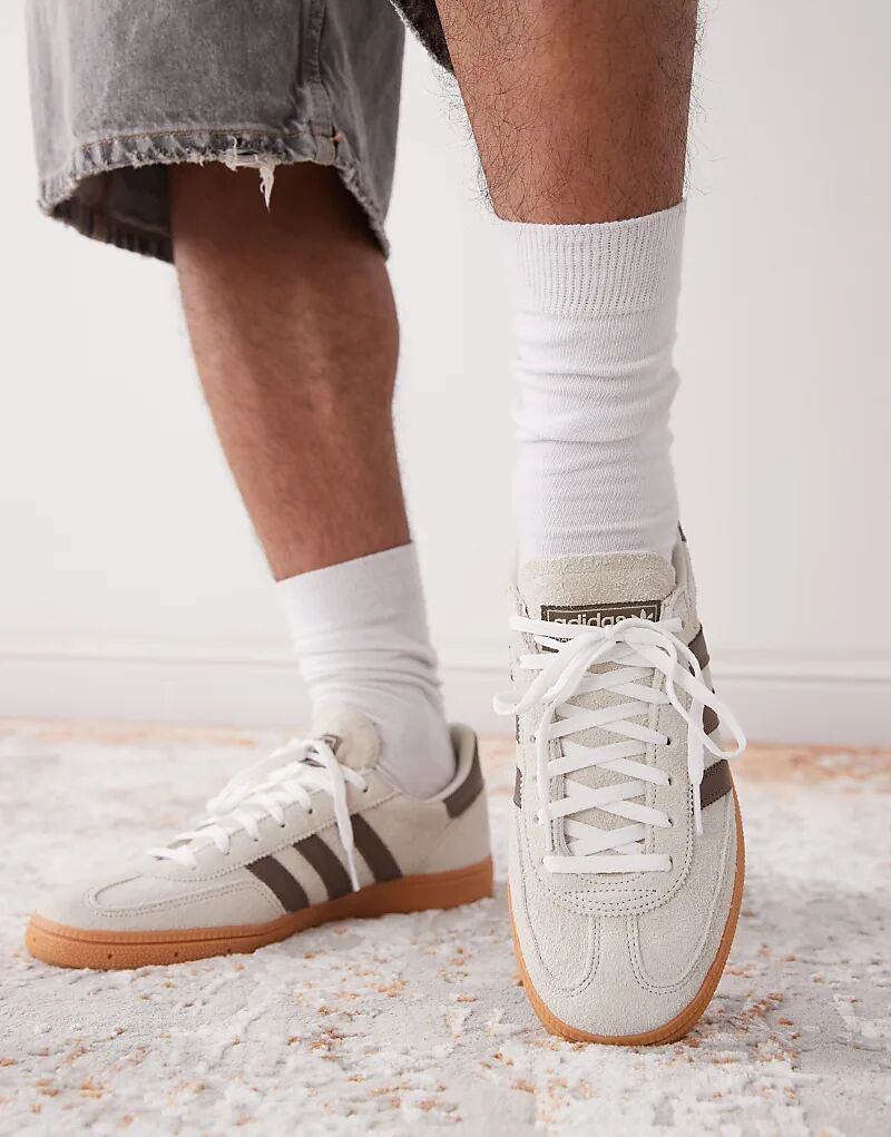 Кроссовки Handball Spezial кремового и коричневого цвета с резиновой подошвой adidas Originals — фото 4