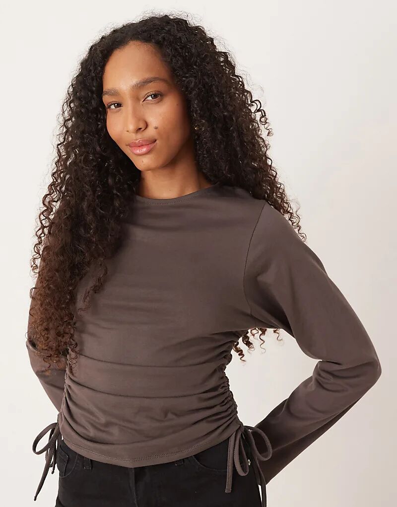 

Лонгслив ASOS DESIGN с длинными рукавами, завязками по бокам и сборками шоколадного цвета
