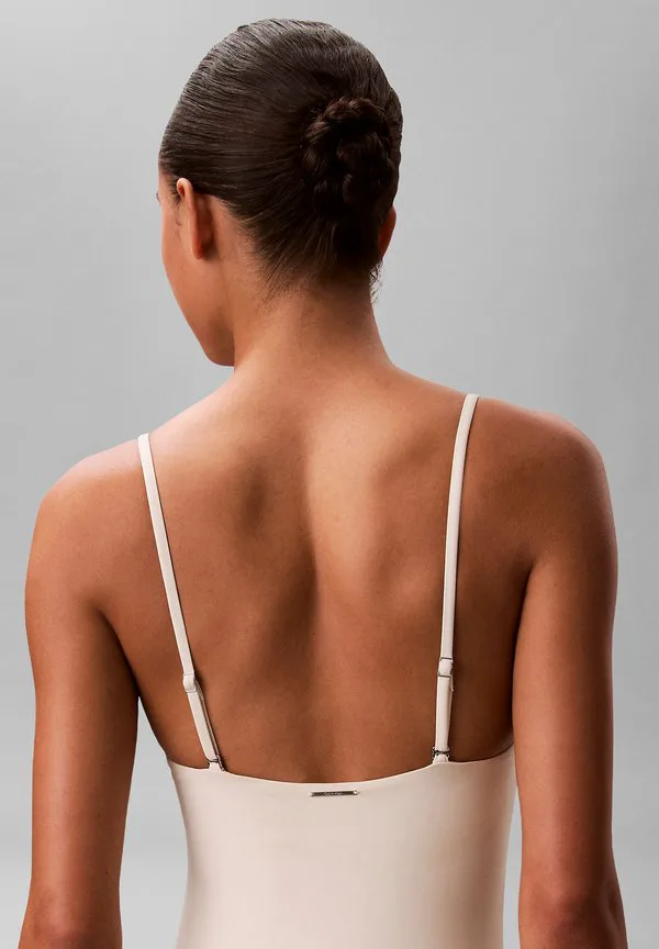 Цельный купальник без бретелей - базовый элемент гардероба. Calvin Klein Swimwear, Antique White — фото 4