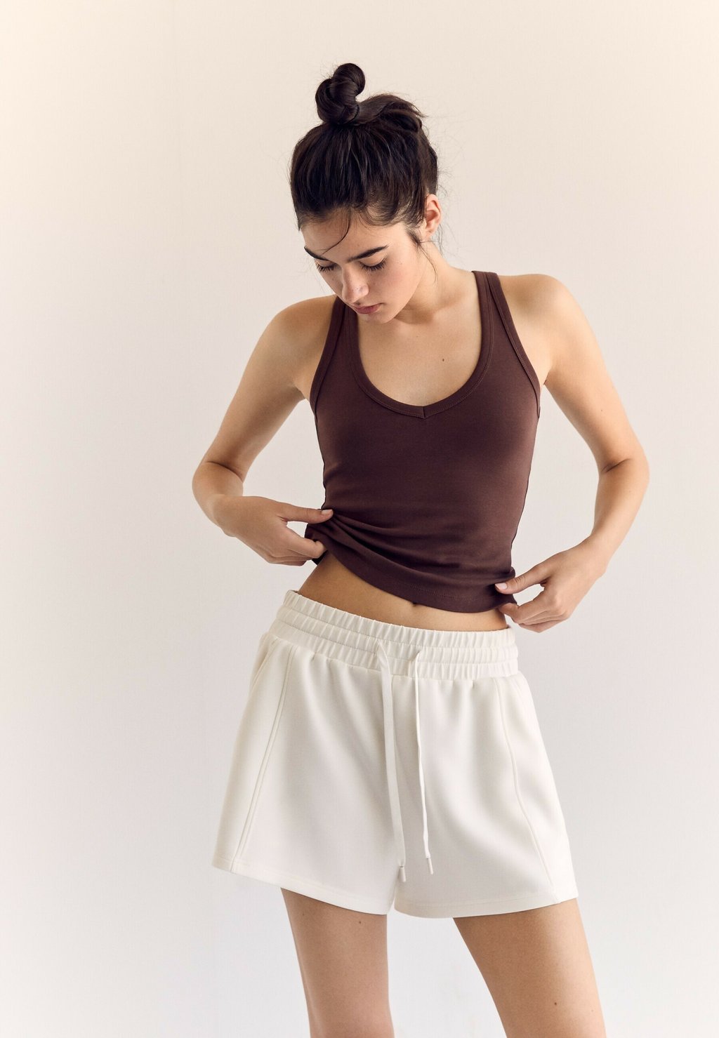 

Топ RACERBACK V-NECK Stradivarius, темно-коричневый