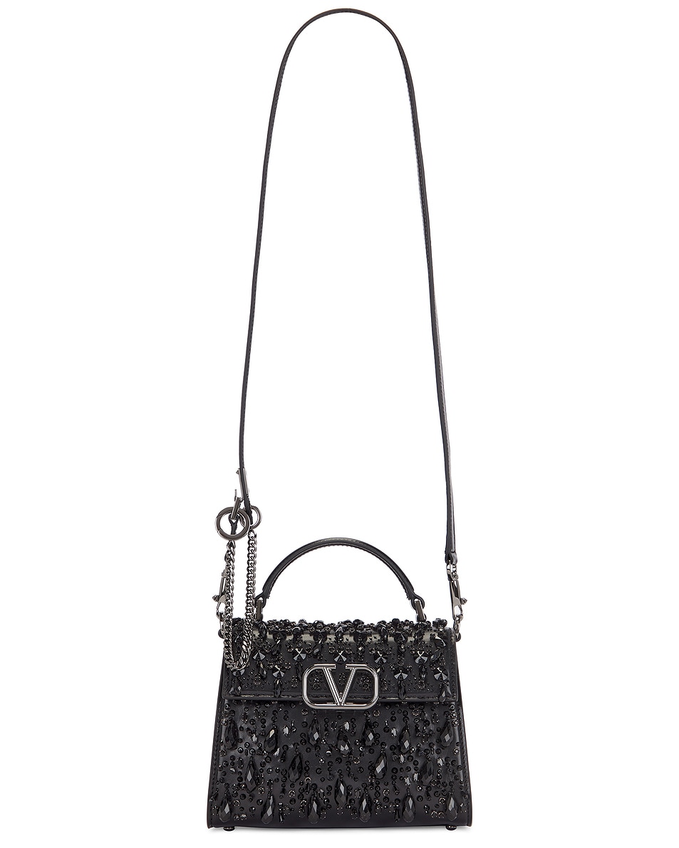 

Миниатюрная сумка с V-образным ремнем и верхней ручкой Valentino Garavani, цвет Jet & Nero