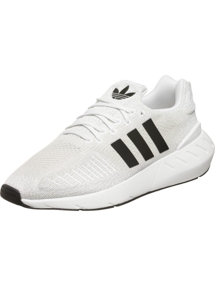 

Кроссовки на шнуровке adidas, белый