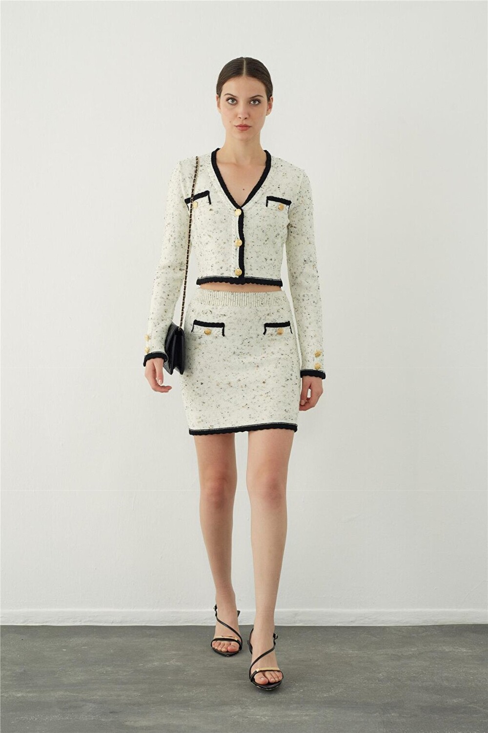 

Черно-бежевый вязаный кардиган Chanel с V-образным вырезом и пуговицами Sherin, Черный, Черно-бежевый вязаный кардиган Chanel с V-образным вырезом и пуговицами Sherin