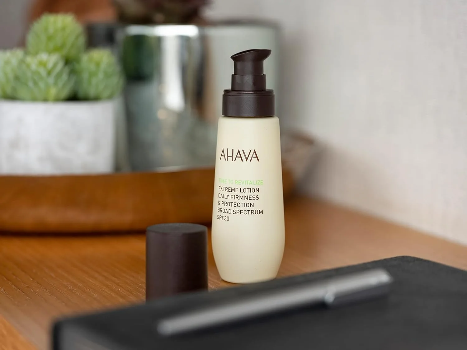 AHAVA Extreme Lotion Daily Firmness & Protection, SPF30 - легкий увлажняющий крем для упругости кожи с защитой от UVA/B, обогащенный Osmoter, ягодами годжи и исландским мхом, 50 мл — фото 3