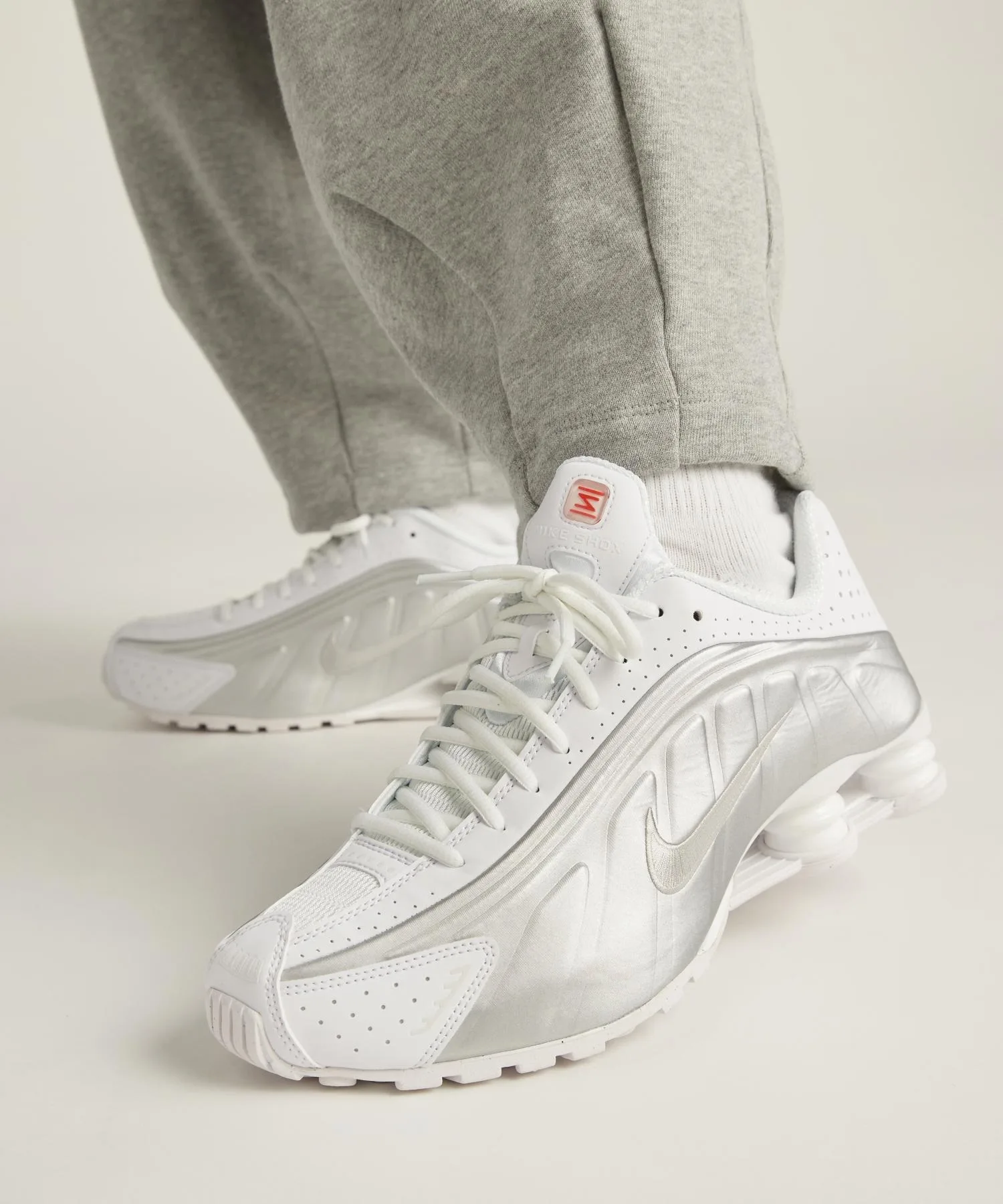 Мужские кроссовки с технологией Shox Nike Shox R4 HQ1988-101 белые
