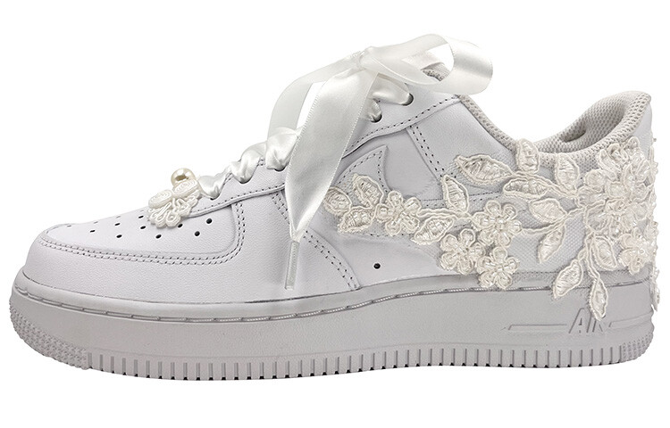 

Женские массивные кроссовки Nike Air Force 1, White