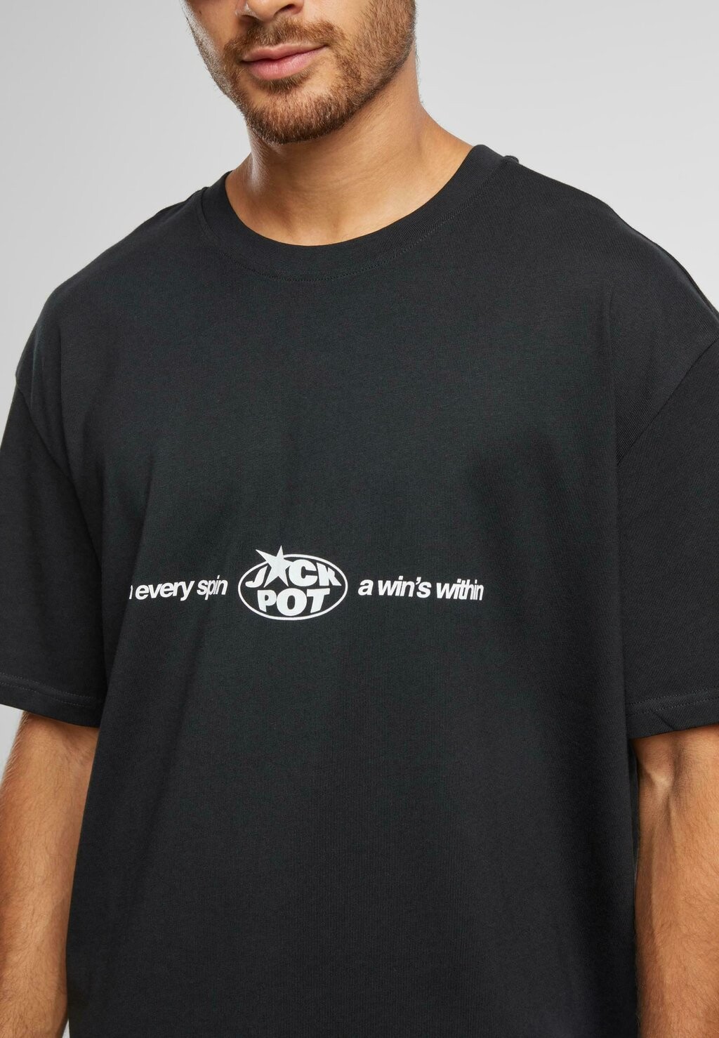 

Футболка с принтом EVERY SPIN WINS Mister Tee, черный