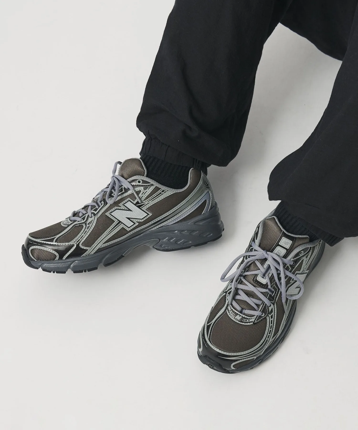 Мужские кроссовки с металлическим акцентом New Balance 740 серые — фото 2