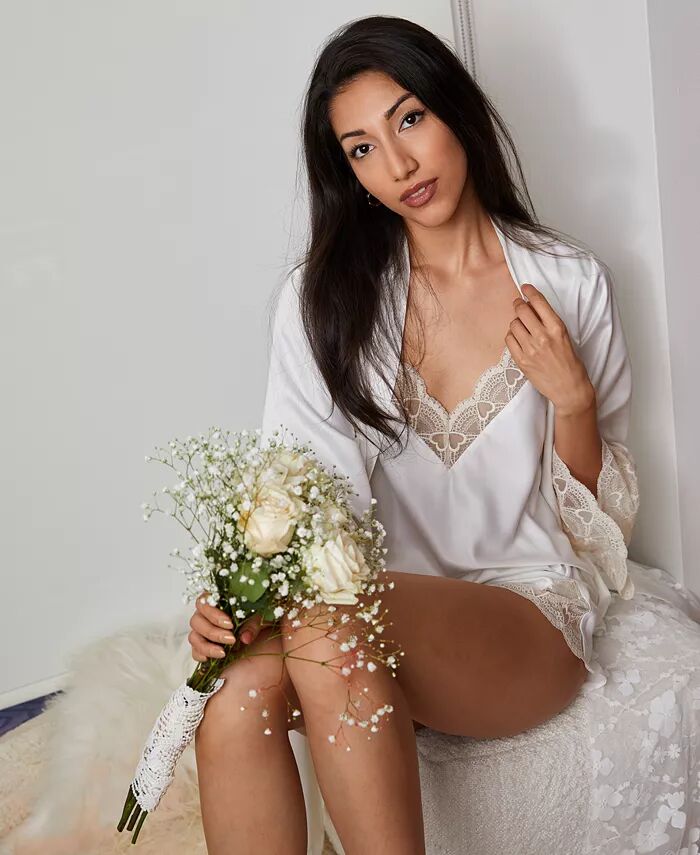 

От Flora Nikrooz Kit Комплект из кружевного шармеза с запахом и пижамного комплекта с шортами на бретельках и стегаными шортами, слоновая кость/кремовый