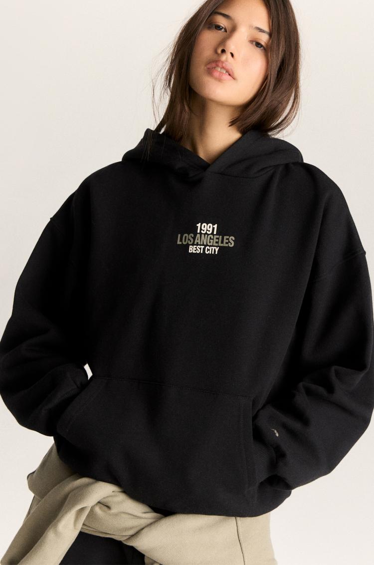 

Толстовка с капюшоном с графическим принтом Лос-Анджелеса Pull And Bear, черный