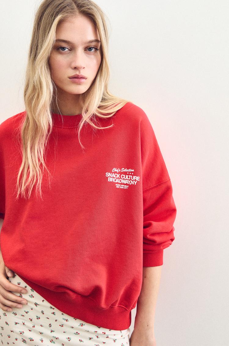 

Толстовка с надписью «Культура закусок» Pull And Bear, красный