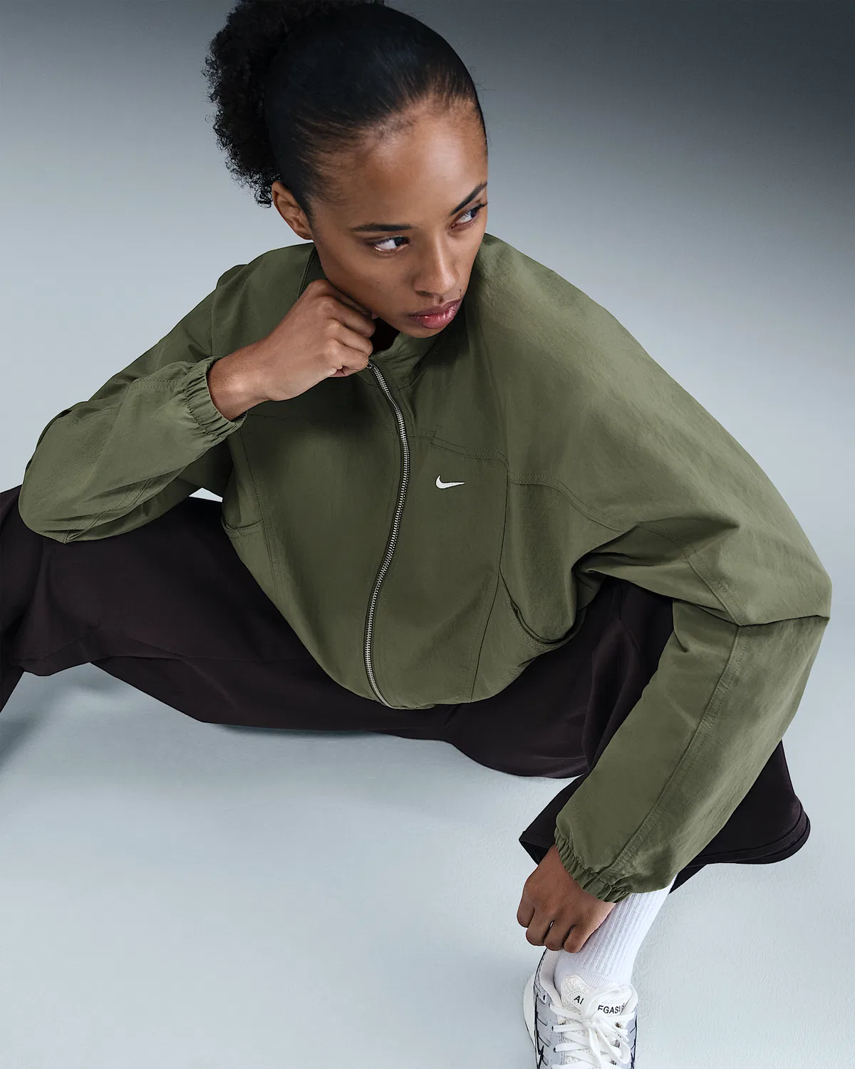 Женская свободная куртка Nike Sportswear Everything Wovens с защитой от УФ-лучей Repel, Medium Olive/Sail — фото 3
