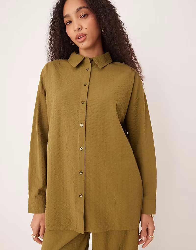 

Рубашка из сирсакера с запахом на спине ASOS DESIGN, цвет оливковый
