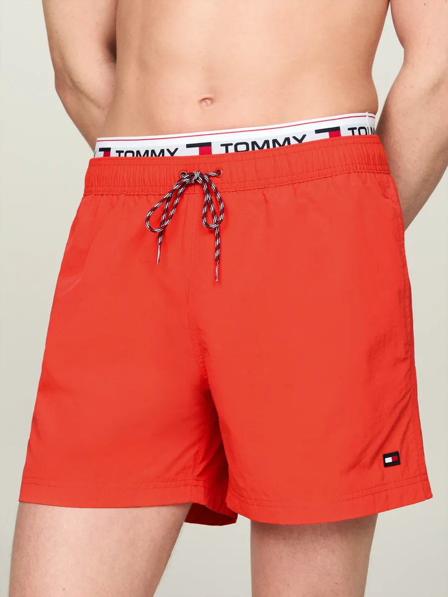 

Купальные шорты Tommy Hilfiger Swimwear "DW MEDIUM DRAWSTRING", с надписью логотипа по всему периметру, цвет Daring Scarlet