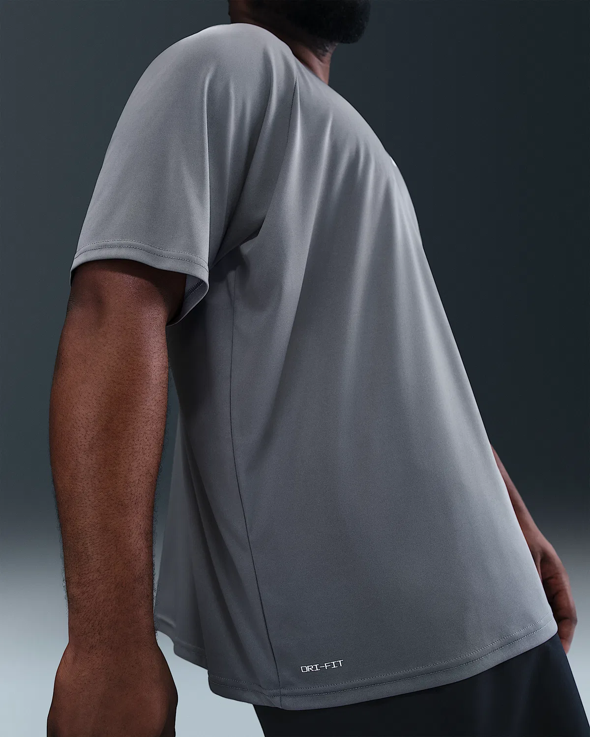 Мужская футболка Dri-FIT UV с коротким рукавом (Big & Tall) Nike Swim Hydroguard Essential, Cool Grey — фото 2