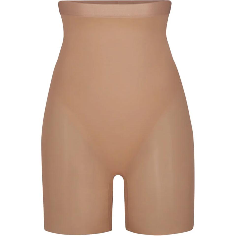 

Простое бесшовное шорты до середины бедра SKIMS SIENNA/Earth Yellow
