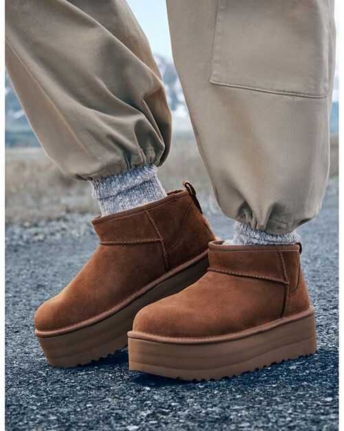Женские классические ультрамини-сапоги на платформе UGG, цвет Black — фото 2