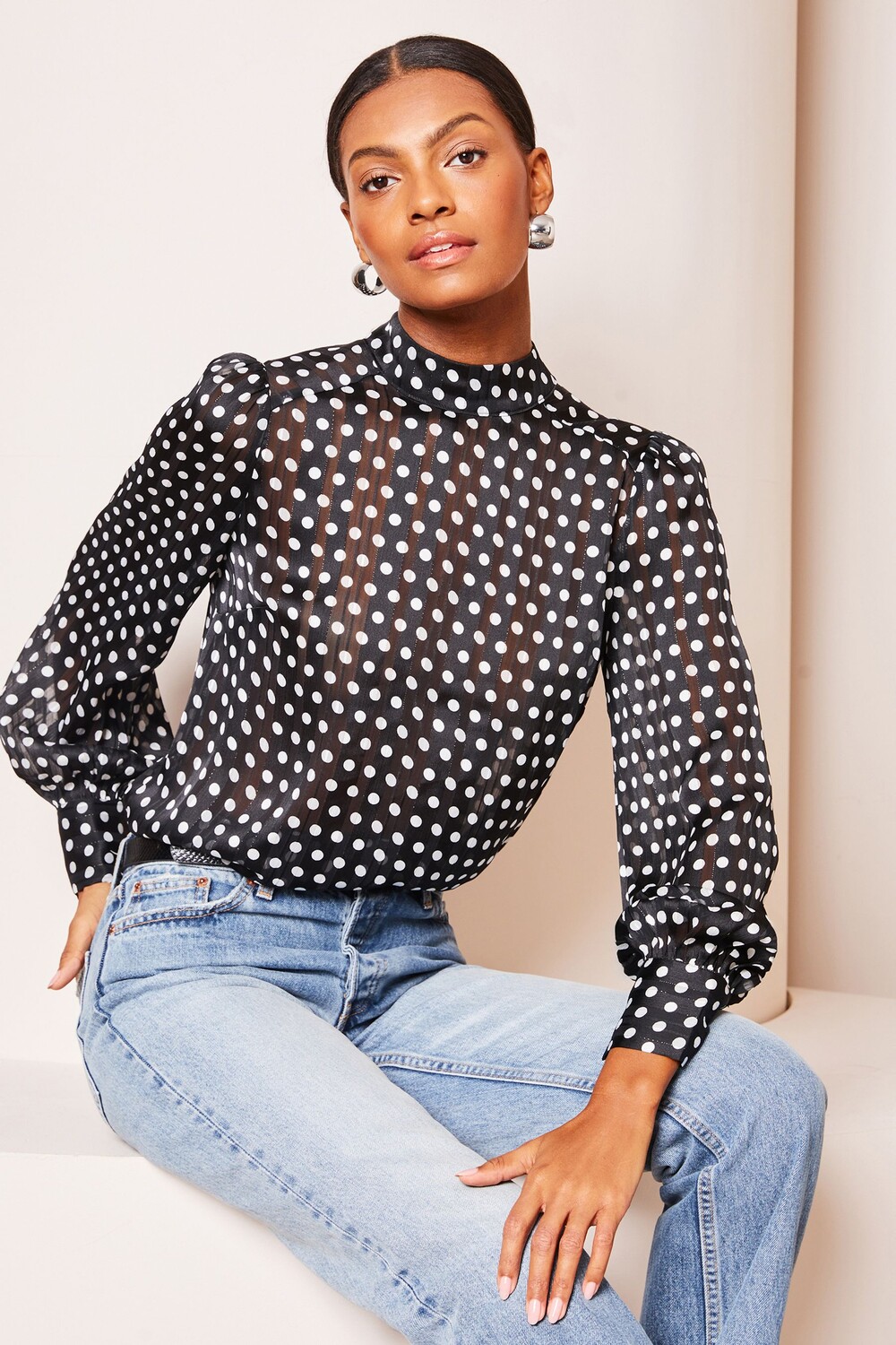 

Блузка с длинными рукавами и высоким вырезом Lipsy, черный