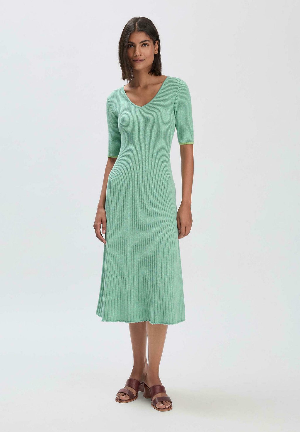 

Платье-джемпер MIDI FITTED - Shift dress hessnatur, зеленый