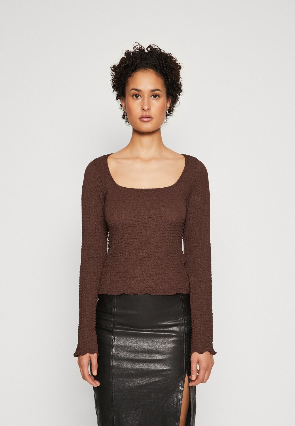 

Широкая рубашка в стиле манга Gina Tricot TEXTURED SQUARE NECK, цвет coffee bean