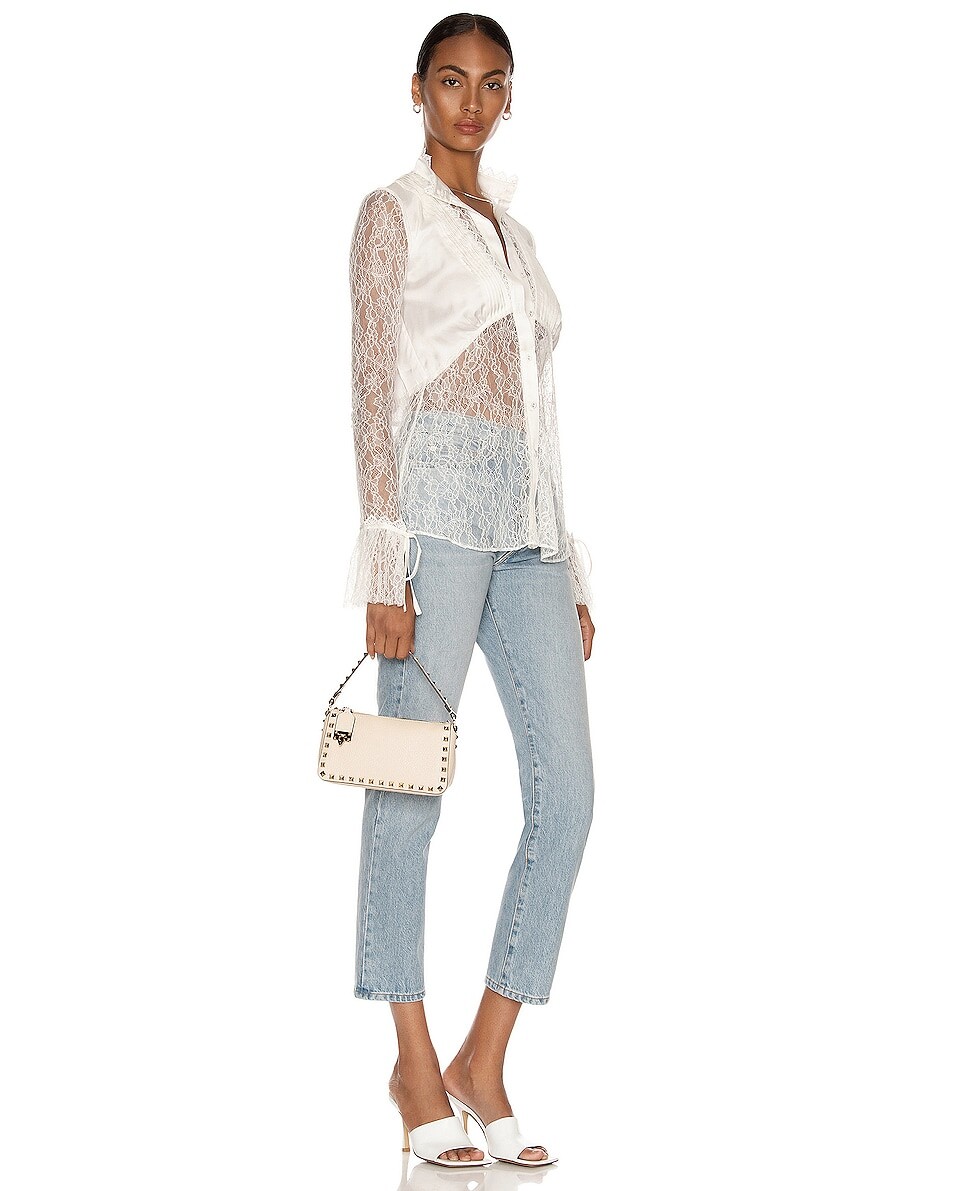 

Маленькая сумка через плечо Rockstud Valentino Garavani, цвет Light Ivory