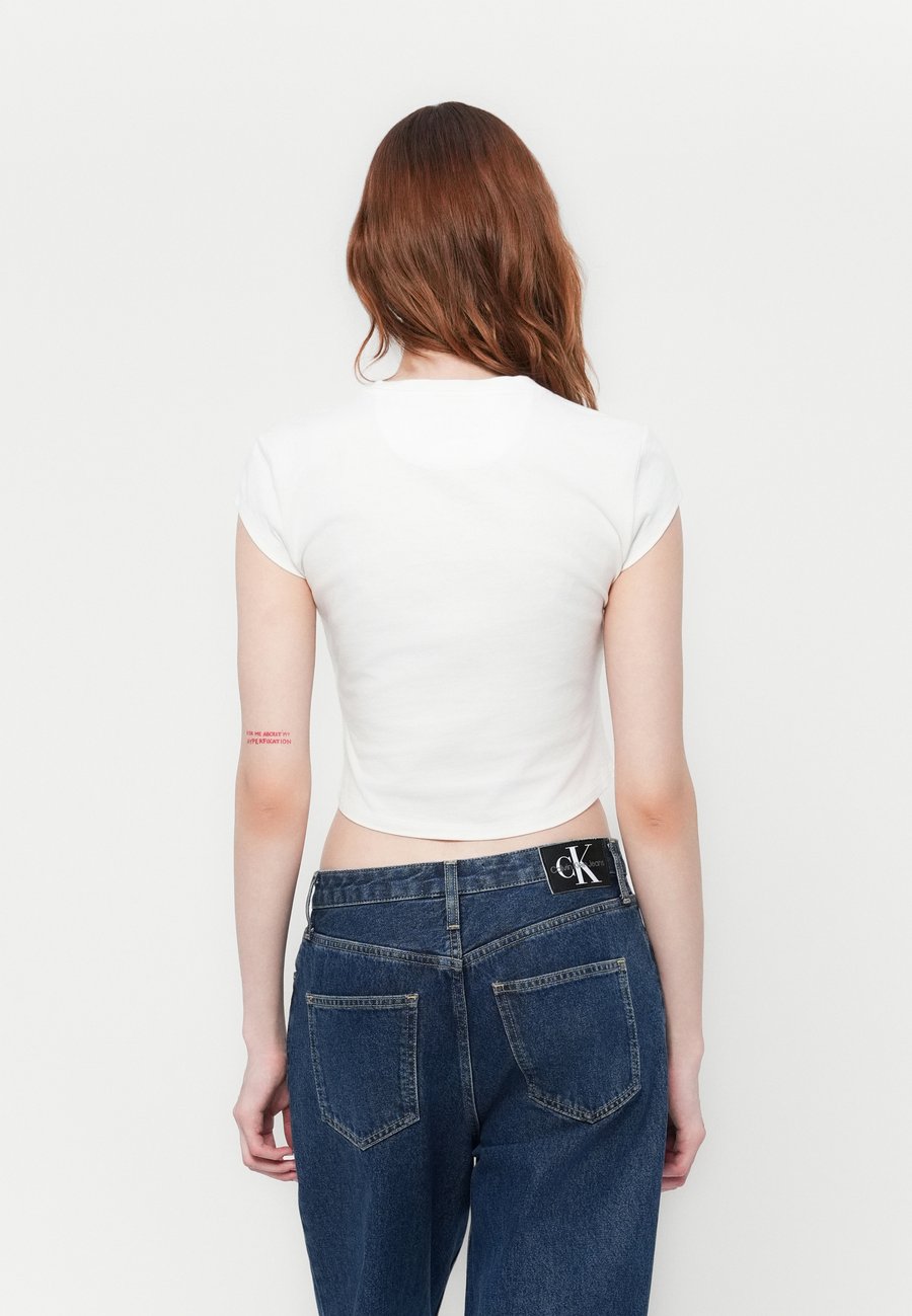 Футболка Calvin Klein CLASSIC KATE BABY TEE UNISEX, Brilliant White/White — фото 2
